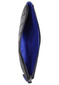 Černá texturovaná peněženka s geometrickým vzorem, vybavená zipovým uzávěrem a výraznou modrou podšívkou, nabízí štíhlý profil.