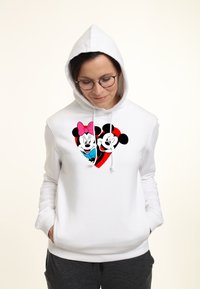 Biała bluza z kapturem z grafiką Myszki Mickey i Myszki Minnie w kształcie serca, z różowymi akcentami na kokardzie Minnie i niebieskimi na jej stroju.