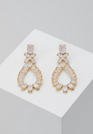 Boucles d'oreilles suspendues en ton or avec des pierres précieuses ovales et en forme de goutte rose pâle, disposées en boucle et en grappe sur une surface blanche.