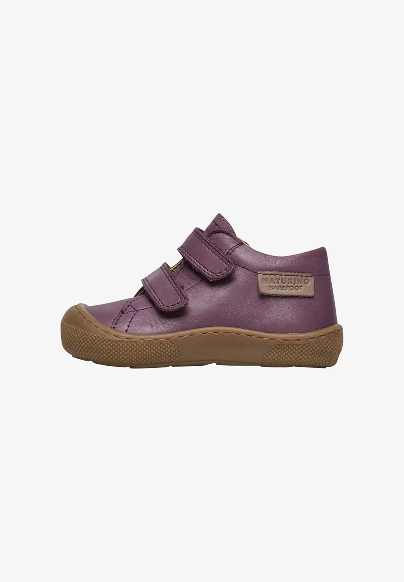 Chaussure en cuir violet pour tout-petit avec deux bandes Velcro, bout arrondi et semelle en caoutchouc texturé. Présente une étiquette de marque sur le côté.
