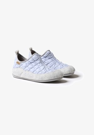 Lichtblauwe, doorgestikte instappantoffels met grijze, pluizige rand en rubberen zolen, met een zachte textuur en een minimalistisch ontwerp.