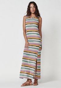 Gestreiftes Maxikleid in lebendigen Farben (Pink, Grün, Gelb, Blau) mit ärmellosem Design und seitlichem Schlitz. Strukturierter Strickstoff.