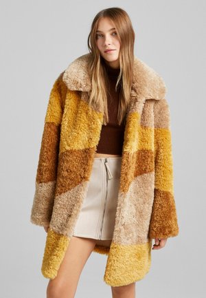 PATCHWORK-FELLMANTEL - Short coat - sand