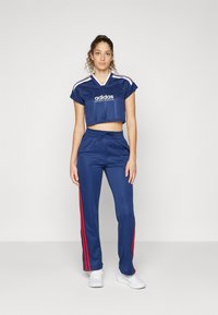 adidas Sportswear TIRO CUT 3 STRIPES CROP - Apdrukāts T-krekls - team navy blue/white/better scarlet