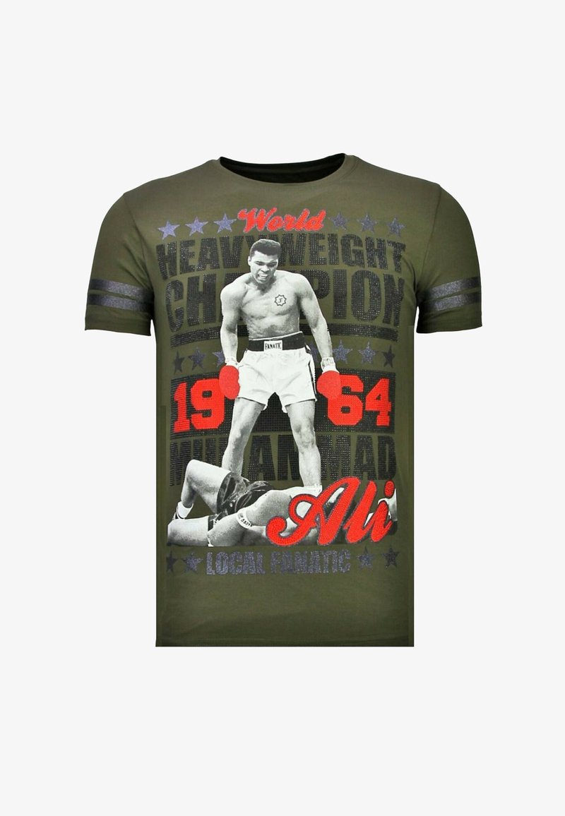 Groen T-shirt met zwarte en rode tekst waarop bokser Muhammad Ali staat afgebeeld terwijl hij boven een gevallen tegenstander staat, met de tekst "Wereldkampioen zwaargewicht 1964".
