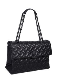 Czarna torebka z plecionki skórzanej o pikowanej fakturze, z górnym klapem i podwójnymi łańcuchowymi ramiączkami. Zawiera mały detal z logo z przodu.