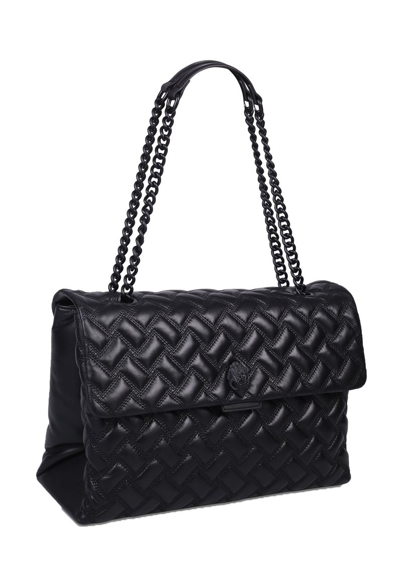 Czarna torebka z plecionki skórzanej o pikowanej fakturze, z górnym klapem i podwójnymi łańcuchowymi ramiączkami. Zawiera mały detal z logo z przodu.