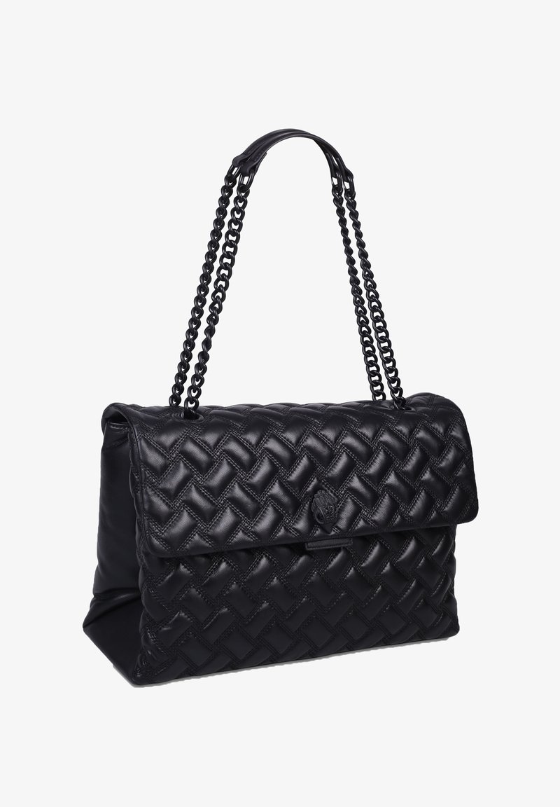 Czarna torebka z plecionki skórzanej o pikowanej fakturze, z górnym klapem i podwójnymi łańcuchowymi ramiączkami. Zawiera mały detal z logo z przodu.