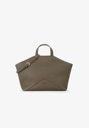 Olivgrüne Leder-Tote mit strukturiertem Design, doppelten Griffen und abnehmbarem Gurt. Mit texturierter Oberfläche und diagonaler Nahtdetail.