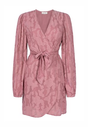 Roze wikkeljurk met lange, opgeblazen mouwen, voorzien van een gestructureerd bloempatroon, een strik taille en een diep V-halslijn.