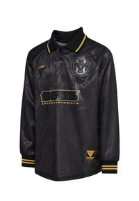 Långärmad svart tröja med en strukturerad mönster, guldaccenter, krage, broderad logotyp och en etikett på den nedre vänstra sidan.