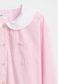 Roze-wit gestreept shirt met een brede witte kraag, voorzien van een klein borstzakje en een knoopsluiting aan de voorkant. Zachte stoftextuur.