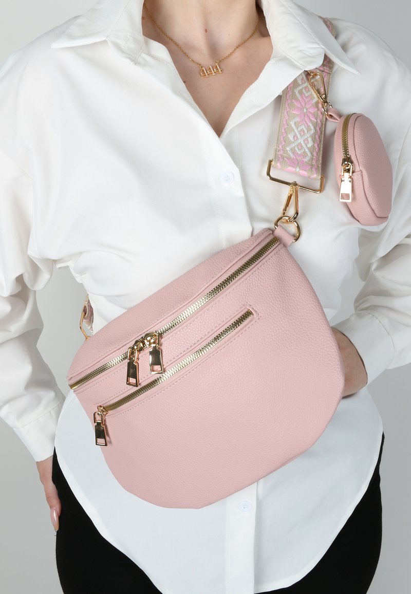 Marsupio finto cuoio rosa con tre scomparti con cerniera, una texture liscia, accessori dorati e una tracolla regolabile con motivo.