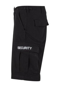 Melni kravas šorti, izgatavoti no izturīgas auduma, ar plisētu dizainu un sānu kabatu, kurā balti ir drukāts vārds "SECURITY".