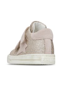 Bledě růžové semišové tenisky s třpytivým povrchem, s hvězdným akcentem, suchým zipem a bílou gumovou podrážkou.