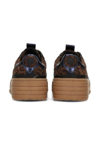 Bruine sneakers met luipaardprint en zwarte accenten, structuurstof, dikke rubberen zool en reflecterende blauwe details aan de achterkant.