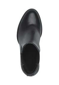 Černé kožené kotníkové boty s hladkým povrchem, zaoblenou špičkou, elastickými bočními panely a texturovanými akcenty na podpatku.