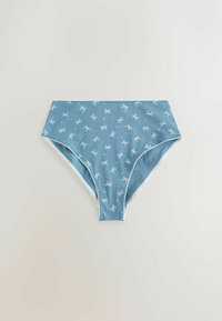 Lyseblå højtaljede bikini bund med et hvidt båndmønster og kontrasterende hvid kant langs kanterne. Blødt materiale, glat tekstur.