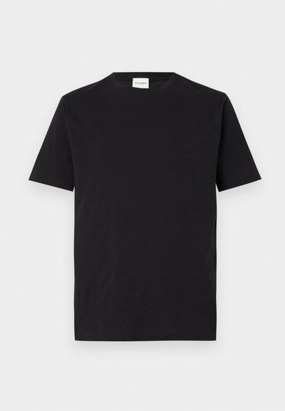 T-shirt en coton noir avec un col rond et des manches courtes. Présente une coupe droite et un design minimal, avec une étiquette visible au niveau du col.
