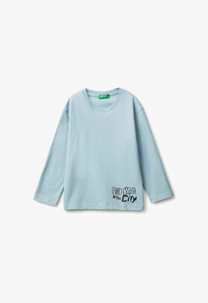 Lichtblauw langepols t-shirt gemaakt van katoen, met een ronde hals en grafische tekst "vind me in de stad" in het zwart op de voorkant.