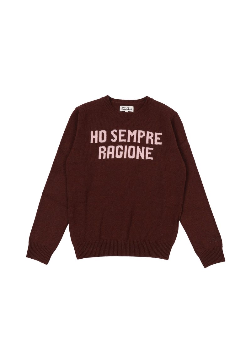 Maglione a maglia bordeaux con maniche lunghe e scollatura rotonda. Presenta la scritta rosa chiaro "HO SEMPRE RAGIONE" in evidenza sul davanti.