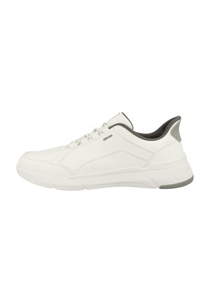 Sneaker bianca low-top con allacciatura frontale, lato marchiato, interno grigio imbottito e suola testurizzata per uso casual.