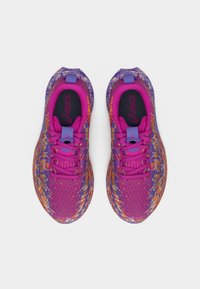 Μωβ και ροζ αθλητικά παπούτσια με υφή σχεδίου, διαθέσιμα με κορδόνια και ελαφρύ υλικό για καλύτερο αερισμό.