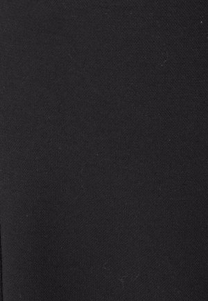 Tejido negro con una superficie suave y ligeramente texturizada. El material parece elástico y uniforme en color, sin patrones o adornos visibles.