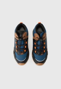 Baskets de sport bleu et noir avec des accents marron, en tissu texturé, avec des lacets orange et un bout arrondi. Caractéristiques d'un intérieur rembourré et d'une semelle en caoutchouc.