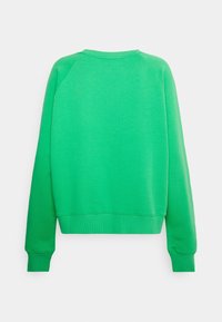 Sudadera verde con cuello redondo, puños y cinturilla acanalados. Presenta un color sólido y una tela suave y texturizada. Vista trasera.