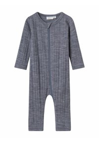 Grå ribbad tygdräkt med långa ärmar, full dragkedja fram och ankellånga ben; har en rund halsringning och mjuk textur.