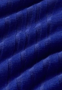 Tissu en tricot d'un bleu profond avec des rayures diagonales texturées. La surface présente une apparence douce et lisse avec des variations de profondeur subtiles.