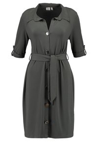 Tmavě zelené šaty z hladkého materiálu s límečkem, krátkými ohrnovacími rukávy, předním zapínáním na knoflíky a zavazovacími pásky v pase.