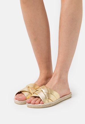 PLAYA - Pantolette flach - zeus oro