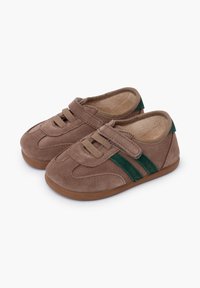 Chaussures pour tout-petits en daim brun avec une texture douce. Présentent des lacets élastiques et des rayures latérales en velours vert. Semelles en caoutchouc pour une bonne adhérence et un confort optimal.