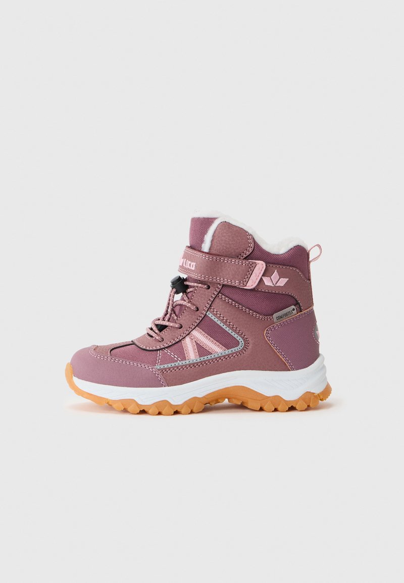 Botte de randonnée violette avec des accents roses, matériau supérieur texturé, col rembourré et semelle extérieure en caoutchouc. Présente une fermeture à lacets et à Velcro.