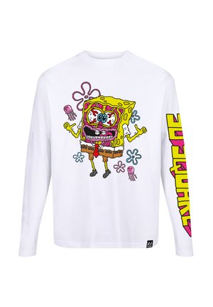 Bílé tričko s dlouhým rukávem, které má barevnou karikaturu na téma kostlivce SpongeBoba, s růžovými a žlutými akcenty na rukávu.
