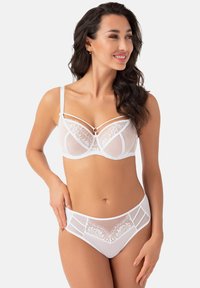 Witte lingerieset met doorzichtig materiaal, kantaccenten en decoratieve bandjes op de beha. Bijpassende high-waisted slip met kantdetail.