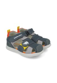Sandalias abiertas de toe en gris y beige con acentos en naranja, que cuentan con correas de Velcro y suela de goma, diseñadas para la comodidad y el movimiento.