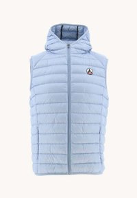 Helles blaues, ärmelloses Puffer-Weste mit Kapuze, mit horizontalem Steppmuster, Frontreißverschluss und einem runden Logo auf der linken Brust.