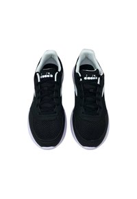 Scarpe da ginnastica nere con tomaia in rete, design con lacci, accenti bianchi e suole imbottite per il comfort.
