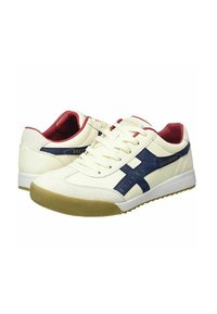 Sneakers con tomaia in pelle crema, dettagli blu navy e interno rosso. Presentano lacci bianchi, suola testurizzata e design perforato sui lati.