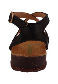 Sandalia de cuero negro con un diseño de tiras en cruz, hebilla ajustable y suela de corcho marrón. La plantilla texturizada proporciona agarre.