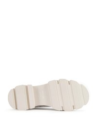 Suela de zapato en goma blanco roto con un patrón de banda segmentado, que presenta una superficie lisa y un sutil branding. Áreas texturizadas para mejorar el agarre.