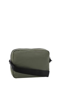 Borsa a tracolla in tessuto verde oliva, con forma rettangolare, superficie texturizzata, chiusura con zip e tracolla nera regolabile.