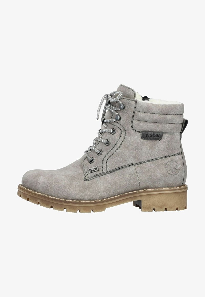 Stivaletto grigio in suede con interno imbottito, suola in gomma, punta rotonda e occhielli in metallo per i lacci. Dettagli di cuciture rinforzate.