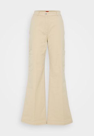 Beige utsvingte bukser laget av bomull, med frontknapplukking, to sidelommer og en glatt tekstur.