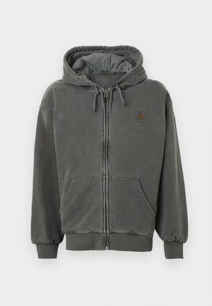 Sivi dukserica s patentnim zatvaračem, teksturirane završnice, kapuljača s vezicom, kengurufski džepovi i rebrasti manžeti. Ima mali logotip na prsima.