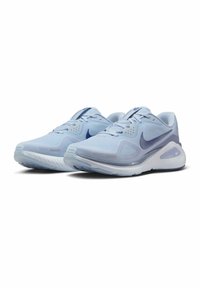 Sneakers azzurri chiari con tomaia in rete, accenti viola, colletto imbottito e suole testurizzate per trazione e supporto.