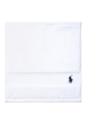 Asciugamano bianco di cotone con bande testurizzate e piccolo logo ricamato di un giocatore di polo blu scuro nell'angolo in basso a destra.